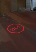 Lysmarkering - lysmerking   STOPP skilt i lys på gulvet